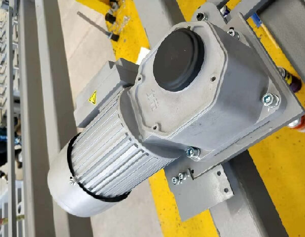 士元直交軸減速電機在輸送機上的廣泛應用