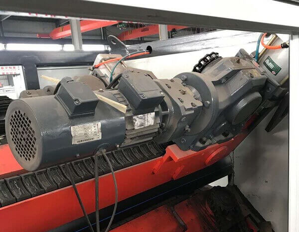 牽引機(jī)減速機(jī)_邁傳K77R37-YVP0.75KW直交軸減速機(jī)使用現(xiàn)場(chǎng)