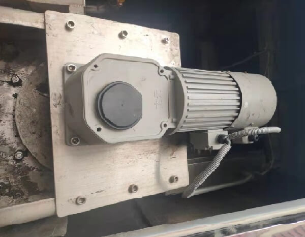 直角齒輪減速機(jī)在污泥疊螺脫水設(shè)備上的應(yīng)用