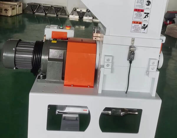 1.5KW臥式粉碎機(jī)減速機(jī)的應(yīng)用-士元電機(jī)