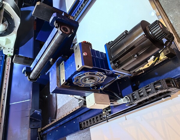 RV130鑄鐵蝸輪蝸桿減速機在激光設備上的應用